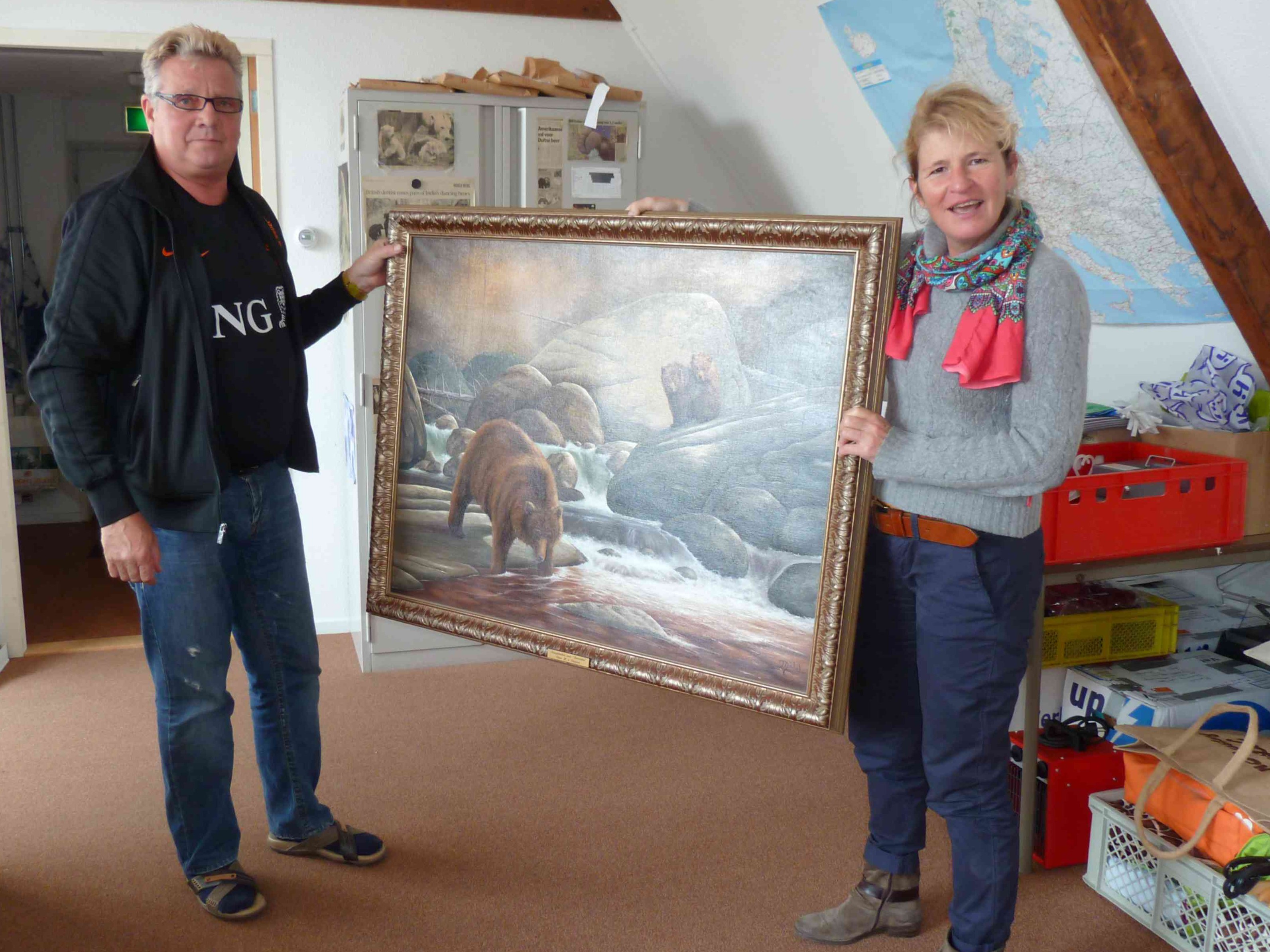 Alertis ontvangt berenschilderij