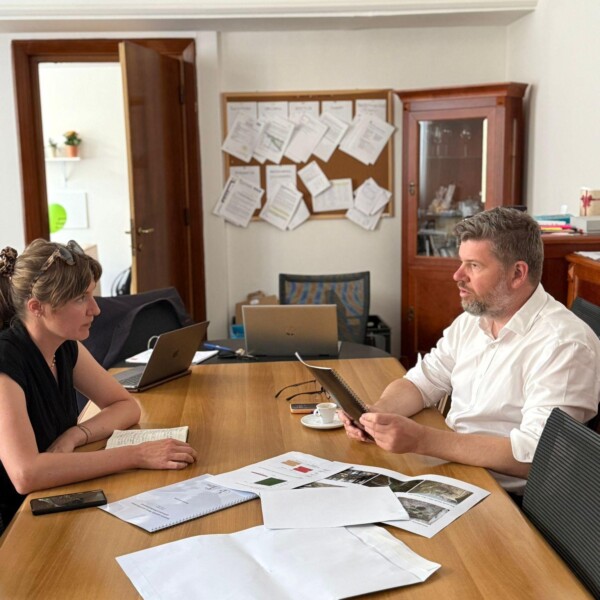 🤝 Afgelopen week hadden we de kans om in gesprek te gaan met Jiří Pospíšil, locoburgemeester van Praag, die zich actief inzet voor dierenwelzijn en betere leefomstandigheden voor dieren in menselijke zorg.
🐻 We presenteerden ons Bear Hope-project van Tsjechië, dat streeft naar een waardige, op de natuur gebaseerde leefomgeving voor beren die momenteel onder verslechterde omstandigheden leven.
🌿 Samen bespraken we concrete oplossingen om de leefomstandigheden van de beren in Český Krumlov te verbeteren. We zijn zeer dankbaar voor de steun en de open dialoog. 🐾
BearHope Dierenwelzijn CeskyKrumlov samenvoorveranderingENGLISH
🤝 Last week, we had the opportunity to meet with Jiří Pospíšil, Deputy Mayor of the City of Prague, who is actively engaged in animal welfare and improving conditions for animals in human care.
🐻 We introduced our Bear Hope project, which seeks to ensure a dignified, nature-based environment for bears currently living in inadequate conditions.
🌿 Together, we explored concrete solutions that could lead to better living conditions for the bears at Český Krumlov. We truly appreciate the support and open dialogue. 🐾
BearHope AnimalWelfare CeskyKrumlov WorkingForChange