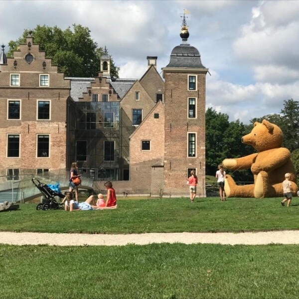 Afgelopen zondag organiseerde Kasteel Ruurlo een eigen Berendag vol leuke activiteiten: een berenspeurtocht, berendokter, leeshoek, knutselhoek en zelfs een berenpicknick! 🧸Dit jaar mochten wij als stichting Bears in Mind ook deel uitmaken van dit mooie evenement. Met een speciale hoekje met onze kranten en flyers konden bezoekers meer leren over ons werk en doneerden ze voor de beren wereldwijd.❤️🐻

Bedankt Kasteel Ruurlo én bezoekers voor jullie steun. Dankzij jullie kunnen wij ons blijven inzetten voor beren wereldwijd.

BearsInMind Berendag KasteelRuurlo berenbescherming knuffelberen goeddoel museummore kasteelruurlo museummore